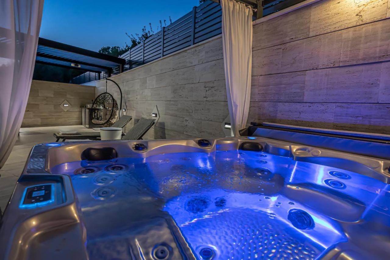 Villa Marassi With Heated Pool, Hot Tub And Sauna ซริกเวนิซา ภายนอก รูปภาพ